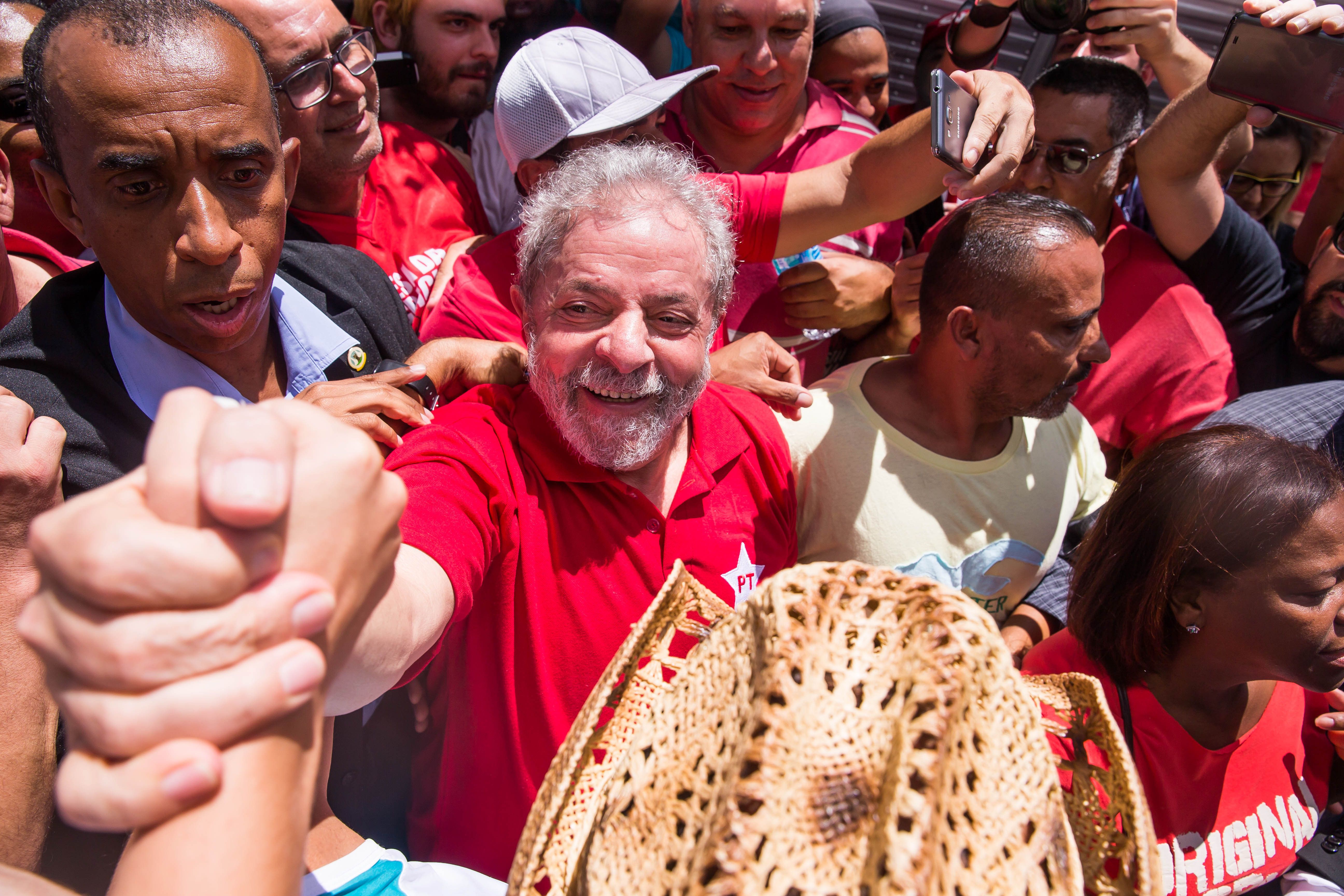 Lula em ato de apoio a ele após ser alvo da Lava Jato: improbidade tem como punição a vedação de candidatura. | Marcus Leoni/Folhapress