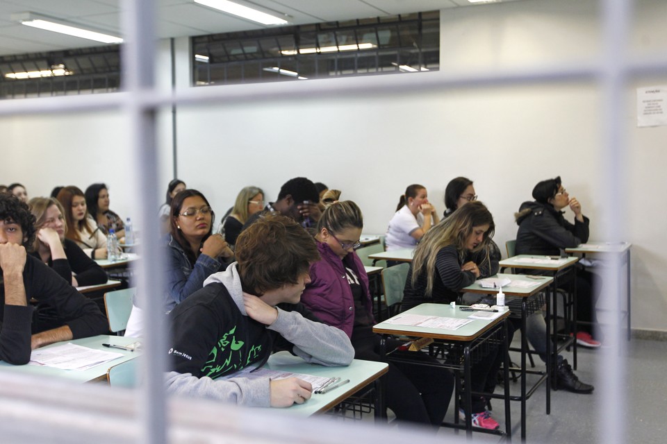 Alunos aguardam o início das provas do Enem em 2015 | Antônio More/Gazeta do Povo