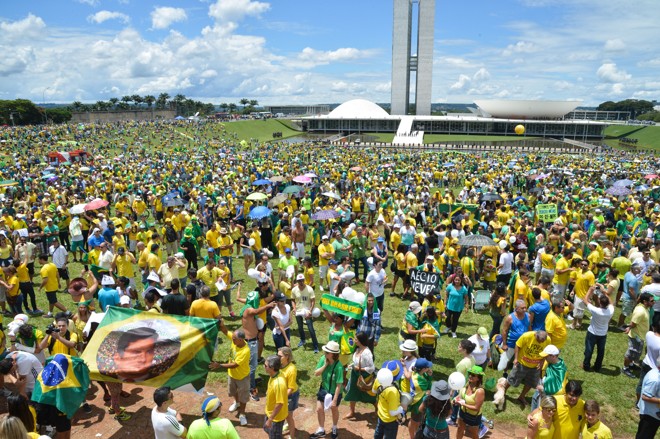 Em Brasília, cartaz grande com a foto do juiz é visto em meio à manifestantes. Foto: | Wilson Dias/Agência Brasil