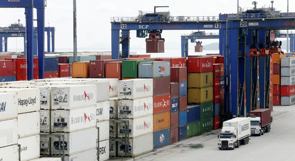 Importações apresentaram uma forte queda em fevereiro, de 34,6%, | Hugo Harada/Gazeta do Povo
