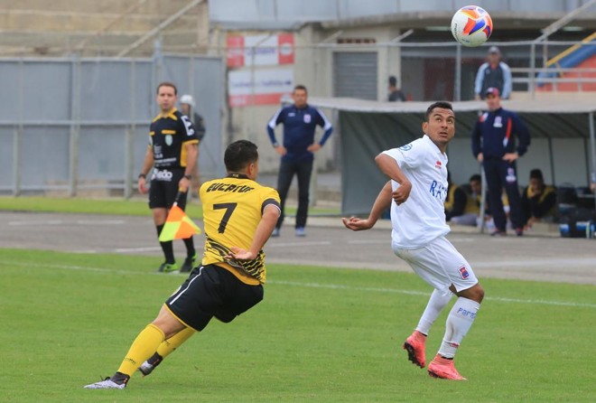O atacante Morato, destaque do Cascavel na partida, tenta o combate no meia Nadson, do Tricolor. | Ivonaldo Alexandre/Gazeta do Povo