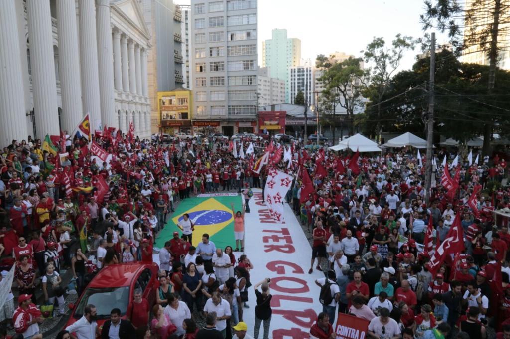 Manifestação pró-Dilma ocorre na Praça Santos Andrade, em Curitiba. | Pedro Serapio/Gazeta do Povo