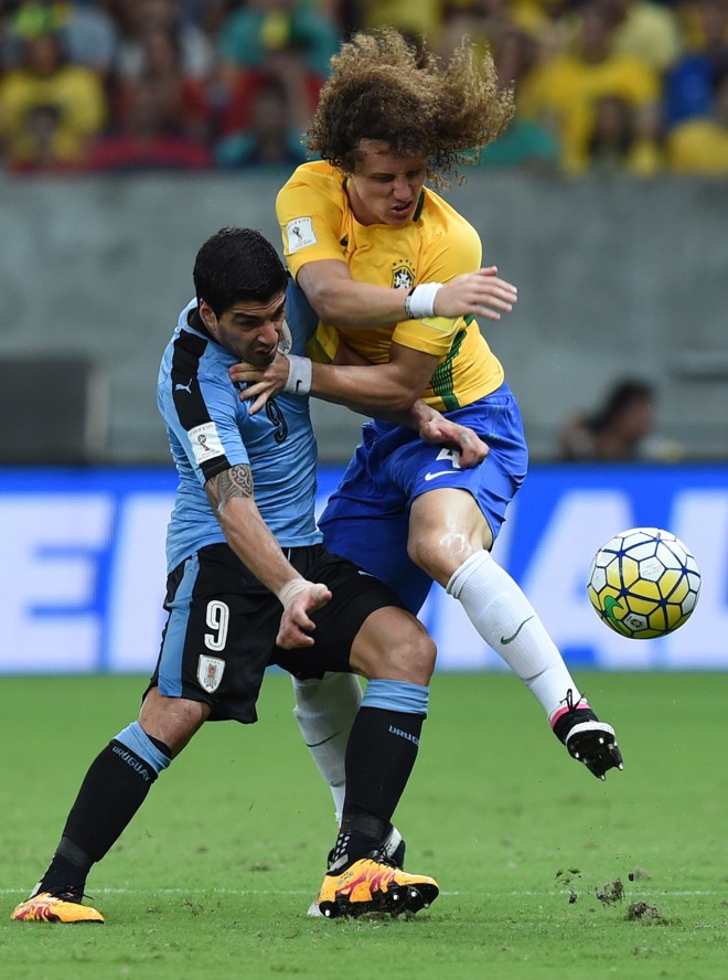 DAvid Luiz e Luis Suárez brigam pela bola em Brasil x Uruguai. | VANDERLEI ALMEIDA/AFP