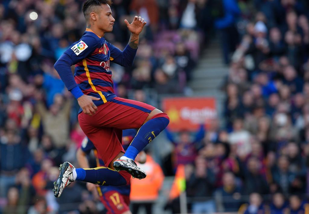O atacante brasileiro Neymar comemora com um salto e um soco no ar o segundo gol dele na goleada sobre o Getafe. | Lluis Gene/AFP