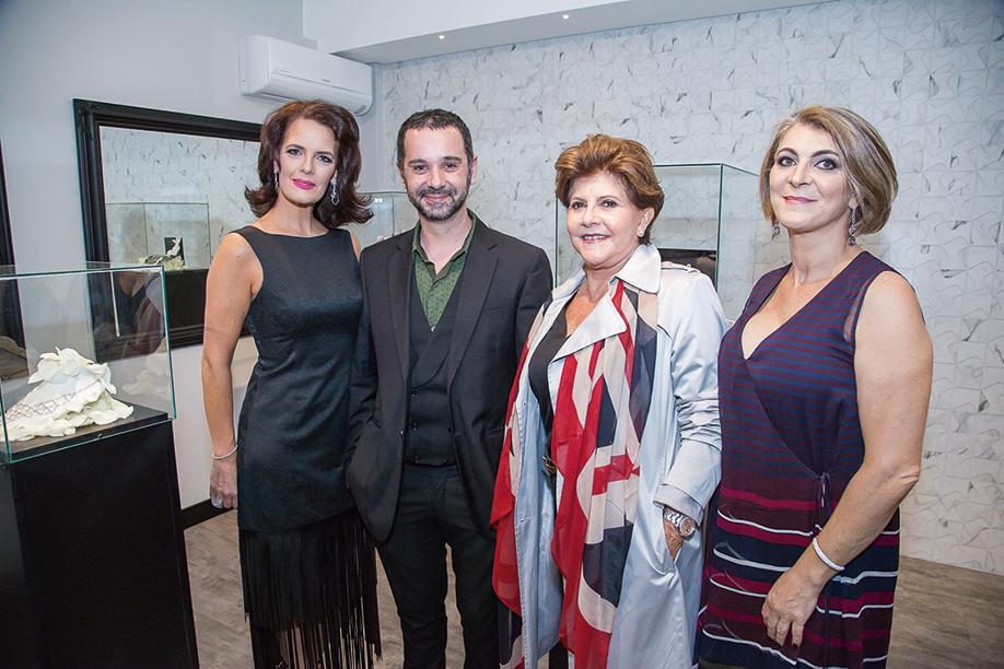 Norma Camargo prestigiou a inauguração da Béryl Rouge Alta Joalheria, que tem à frente as empresárias Maria Christina Kastrup (à esq.) e Luciana Lupion (última à dir.). A coleção de lançamento é assinada pelo premiado designer português Valentim Quaresma. | Marcelo Elias