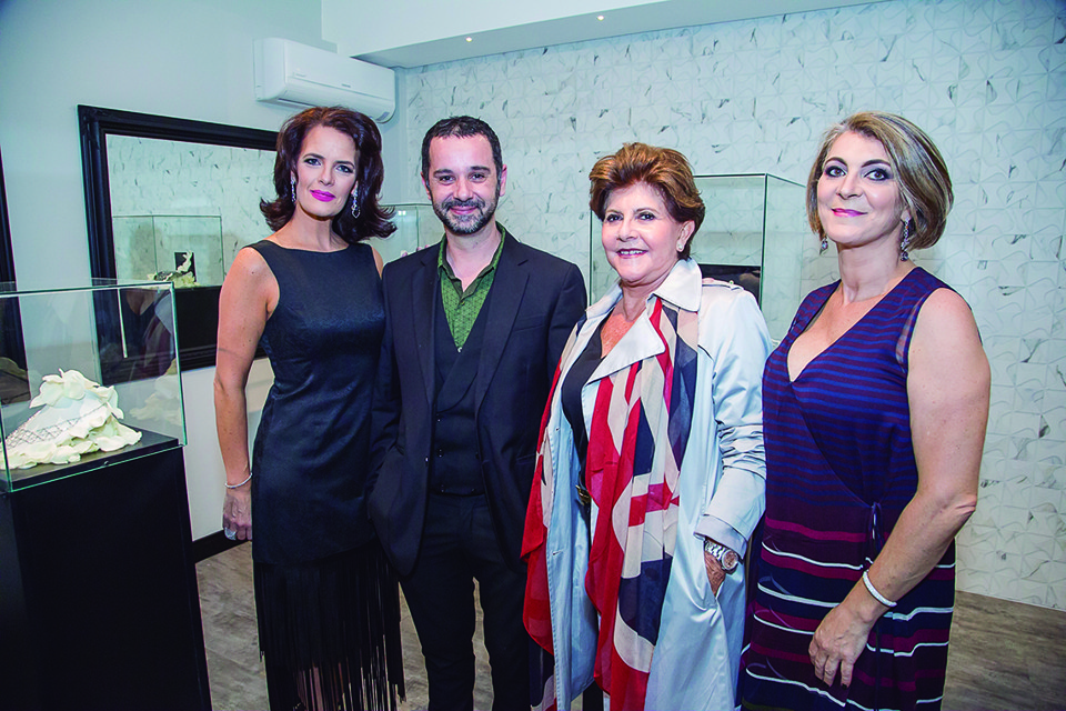 Norma Camargo prestigiou a inauguração da Béryl Rouge Alta Joalheria, que tem à frente as empresárias Maria Christina Kastrup (à esq.) e Luciana Lupion (última à dir.). A coleção de lançamento é assinada pelo premiado designer português Valentim Quaresma. | Marcelo Elias