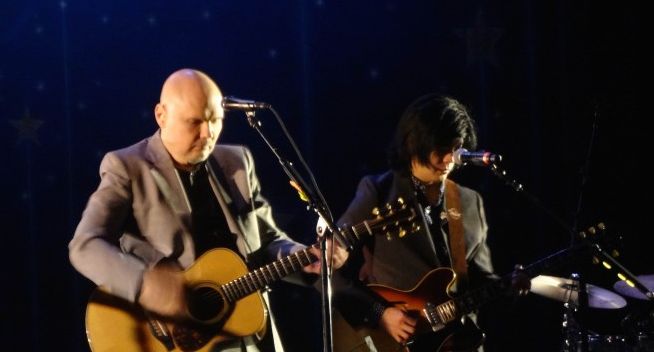 Billy Corgan e James Iha dividem o palco após 16 anos | Reprodução/Alternative Nation