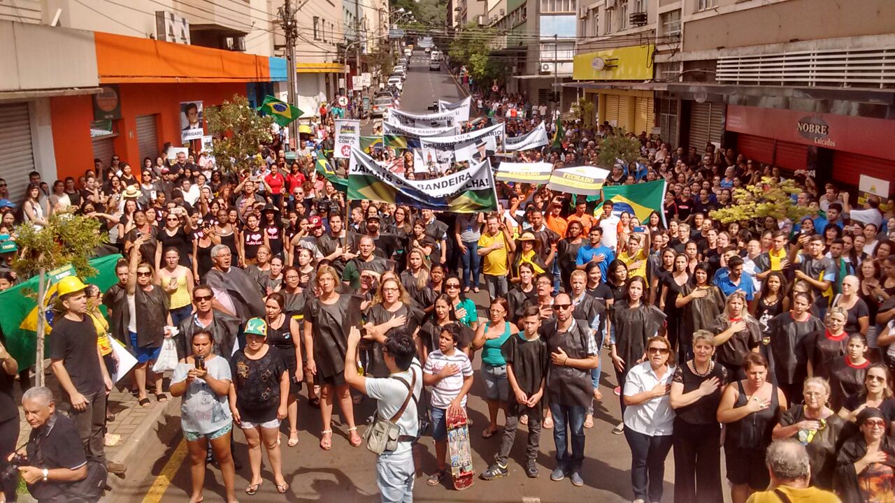 Entre as 10h e 10h30, o comércio e as indústrias interromperam suas atividades.Na região central, muitos trabalhadores participaram de uma passeata na Rua Sergipe, tradicional via de comércio do município. | Marcus Ayres/Gazeta do Povo
