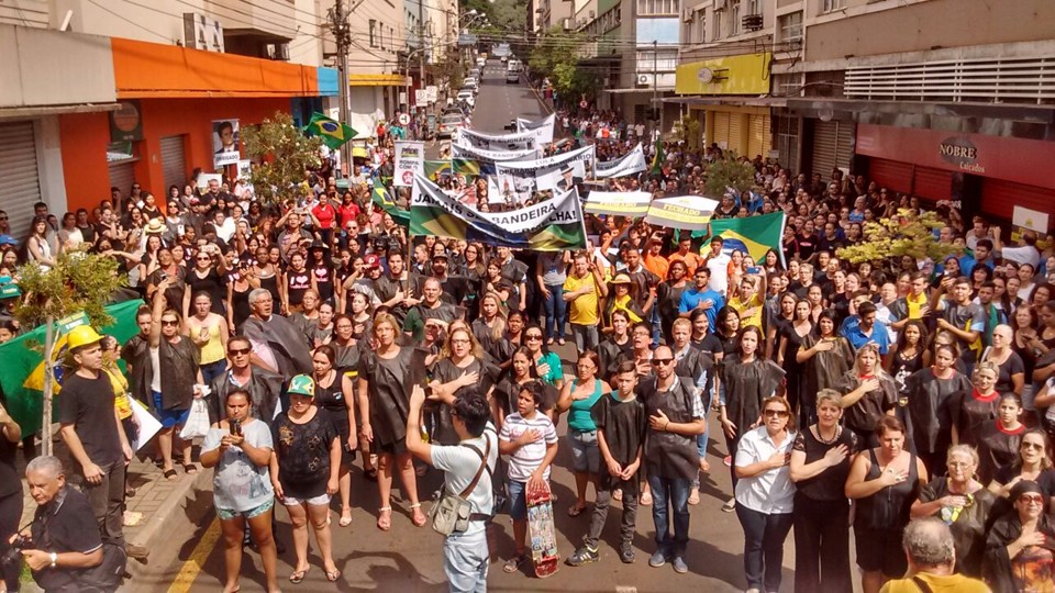 Entre as 10h e 10h30, o comércio e as indústrias interromperam suas atividades.Na região central, muitos trabalhadores participaram de uma passeata na Rua Sergipe, tradicional via de comércio do município. | Marcus Ayres/Gazeta do Povo