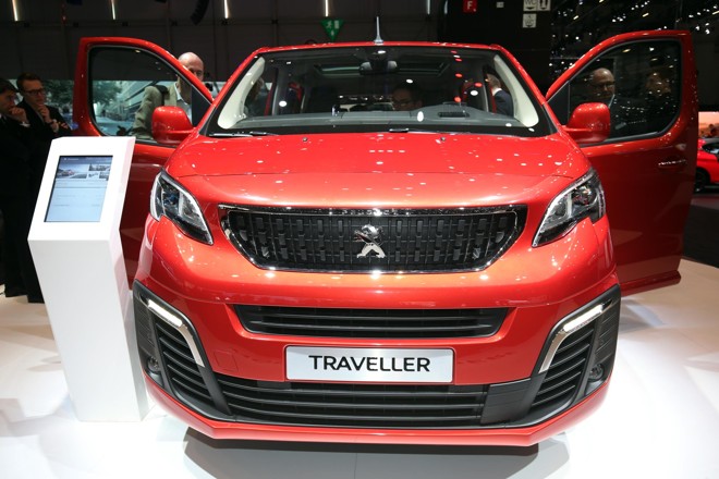 Peugeot Traveller, van de luxo ainda sem as inovações de conectividade, já é realidade: modelo é mostrado em Genebra e será vendido em versões para quatro ou até oito passageiros . | 