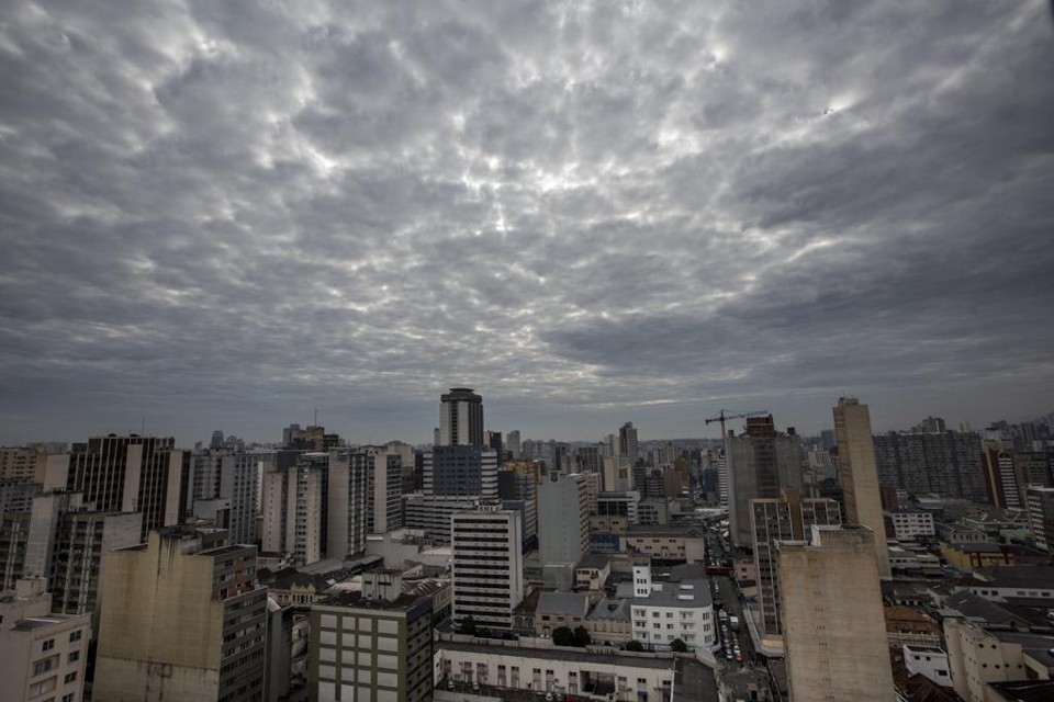 Sem chuvas, feriado segue com clima agradável e sol entre nuvens em Curitiba. | Brunno Covello/Gazeta do Povo