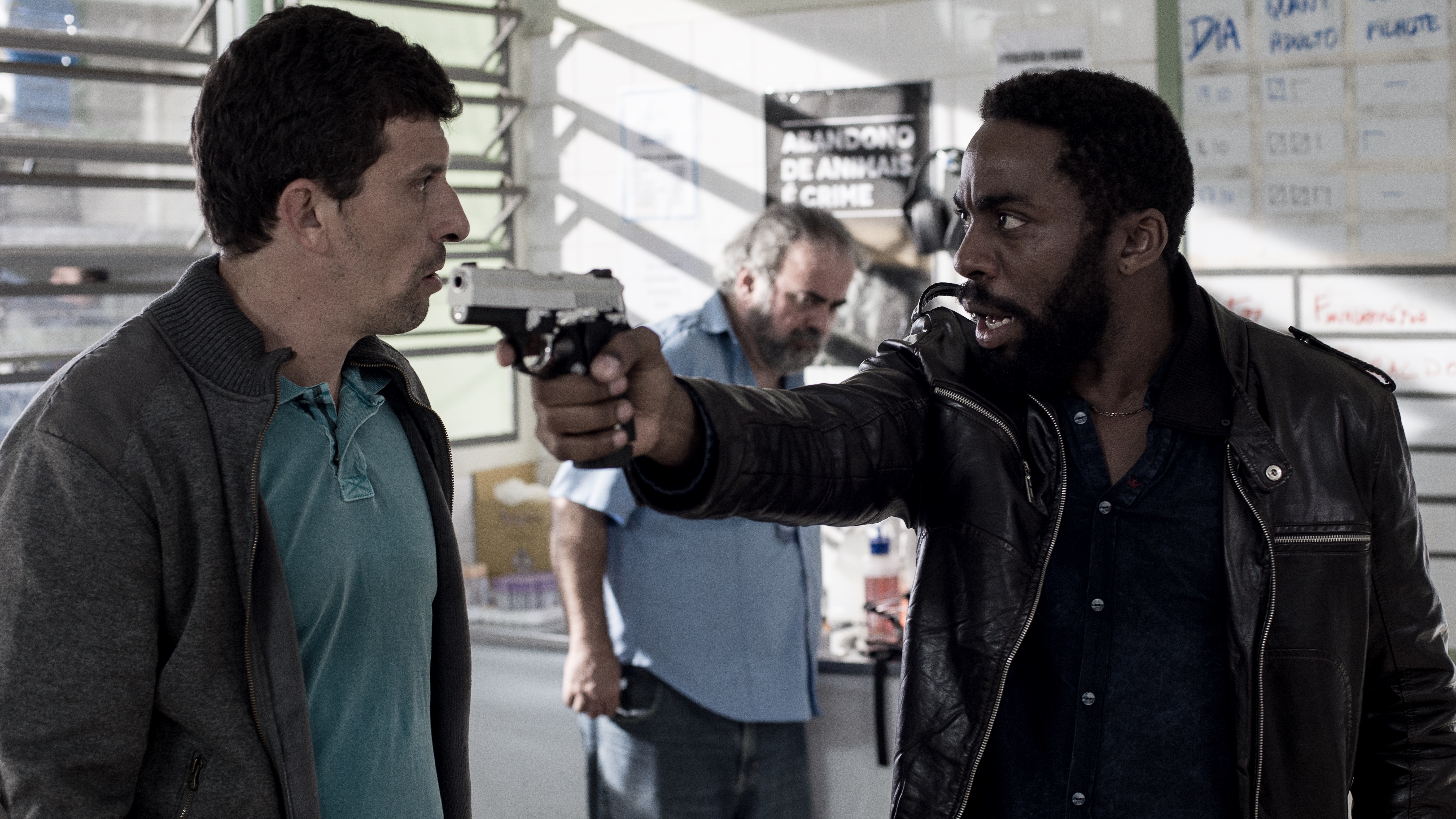 Milhem Cortaz e Lázaro Ramos em cena de “Mundo Cão” | Divulgação