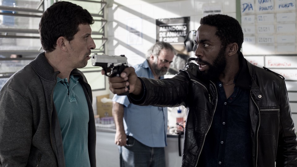 Milhem Cortaz e Lázaro Ramos em cena de “Mundo Cão” | Divulgação