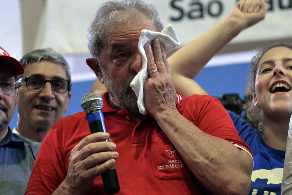 Lula chorou várias vezes diante de milhares de militantes do PT que lotaram a quadra do Sindicato dos Bancários em São Paulo | NELSON ALMEIDA/AFP