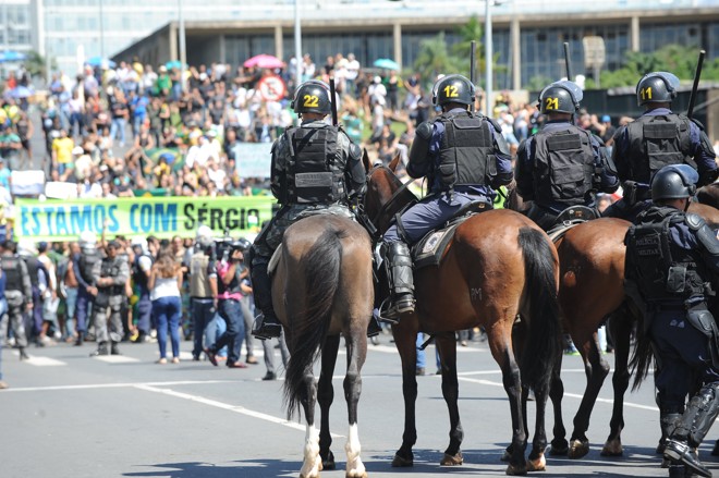 Cavalaria se posiciona em frente à multidão de manifestantes em Brasília. Foto: | Andressa Anholete/AFP