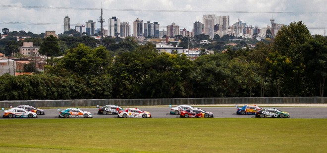 Corrida da primeira etapa da Stock Car aconteceu na manhã deste domingo (6) no autódromo de Pinhais. | Daniel Castellano