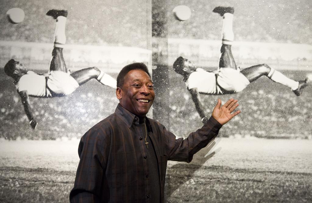 Além das peças que vão a leilão, Pelé doou parte do acervo à prefeitura de Santos. | JUSTIN TALLIS/AFP
