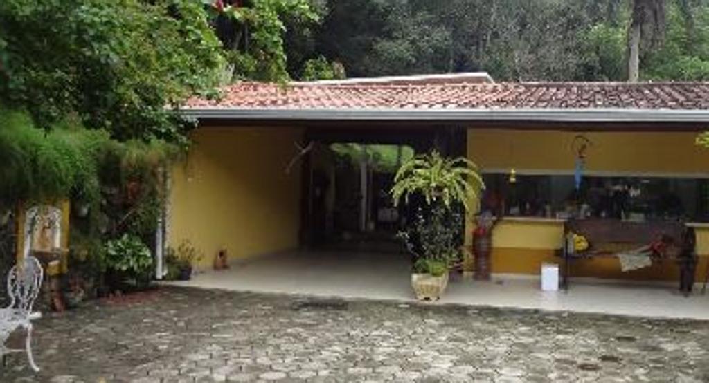 Casa principal do sítio, que ainda tem duas outras casas, espaço gourmet, alojamento para seguranças, casa de barcos, depósito, casa do caseiro, pesqueiro e lagos | 