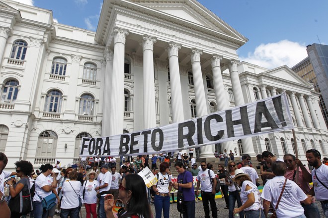 Protesto da APP Sindicato na praça Santos Andrade contra o governador Beto Richa e os descasos contra o governo da presidente Dilma, em Curitiba 17/03/2016. - Foto: Antônio More | Antônio More/Gazeta do Povo