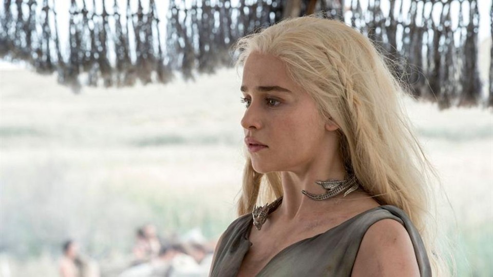 Daenerys (Emilia Clarke) aparece no meio da tribo Dothraki, que a capturou no fim da quinta temporada, | Reprodução/