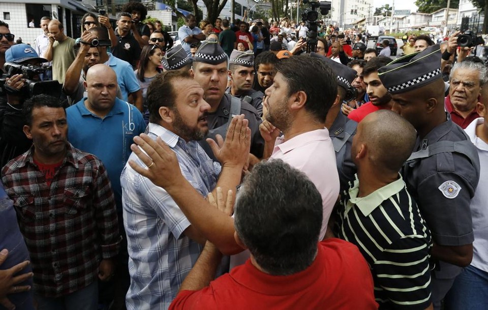 Grupos em defesa e contra o ex-presidente Lula entraram em confronto nesta manhã em São Bernardo, no Grande ABC | Miguel Schincariol/AFP