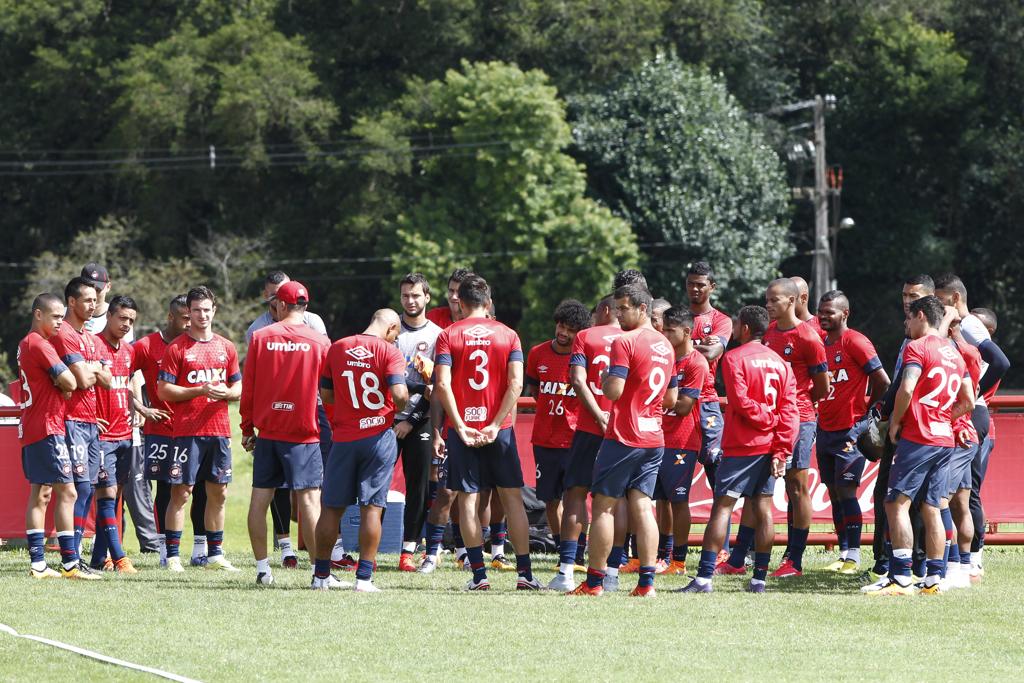 Elenco do Atlético reunido no CT do Caju: time não vence há quatro jogos no Estadual. | Aniele Nascimento/Gazeta do Povo