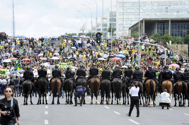 Manifestantes contra o governo do PT e a nomeação de Lula como ministro, em Brasília, na última quinta (17). Foto: | Edilson Rodrigues/Agência Senado