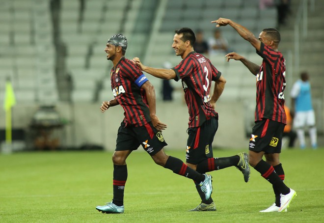 Deivid comemora o gol marcado após chute de fora da área. Foi o terceiro dele no Paranaense. | GIULIANO GOMES/PRPress