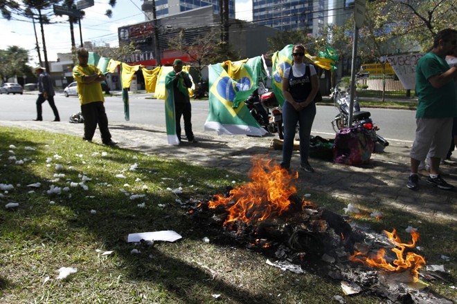 Curitibanos participam de “Malhação de Judas”, representado por Lula e Dilma. | Jonathan Campos/Gazeta do Povo