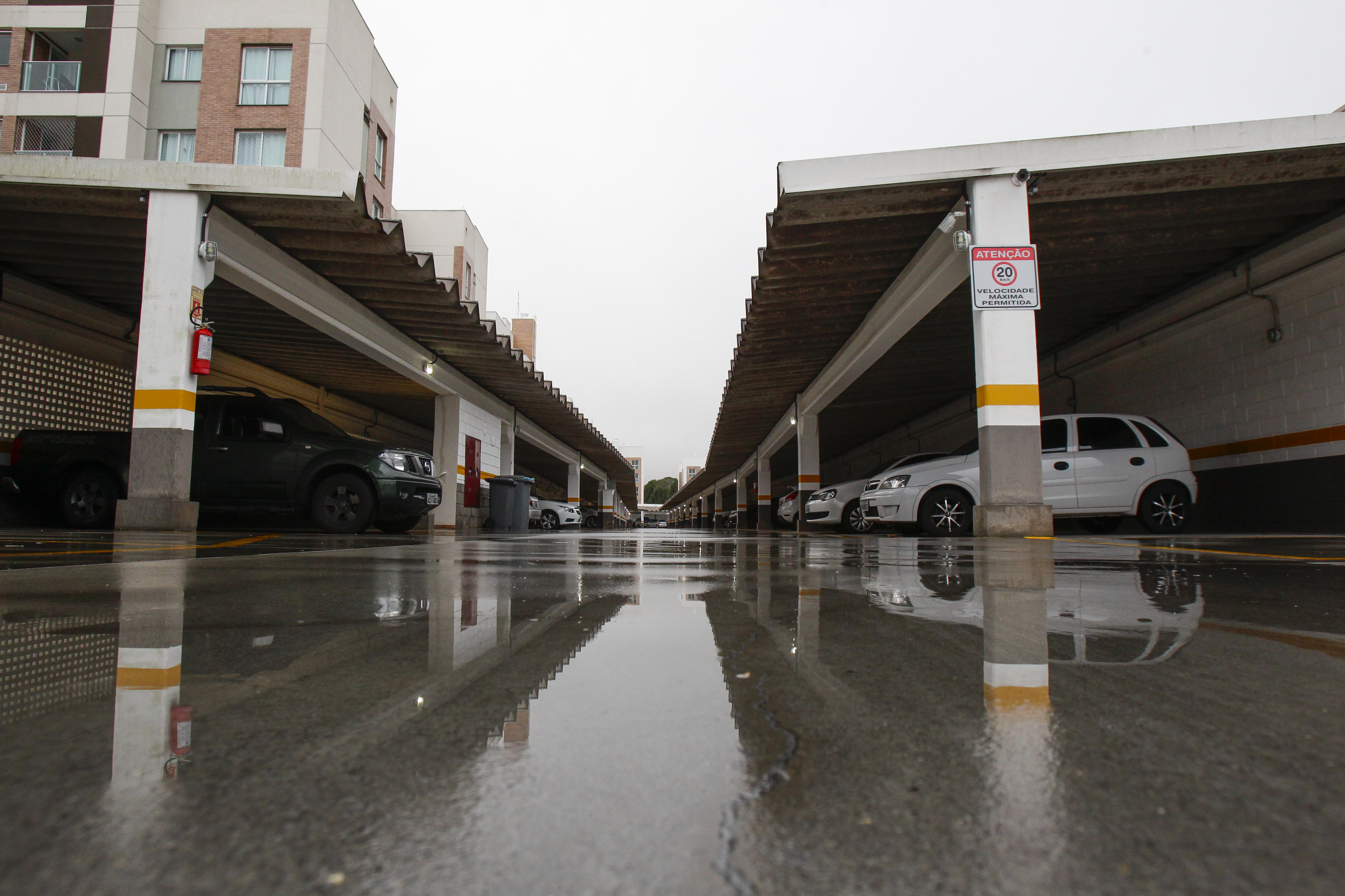 Limitar o número de vagas de garagem, principalmente em empreendimentos construídos em eixos de transporte, é uma forma de desestimular o uso do carro nas grandes cidades. | Daniel Castellano/Gazeta do Povo