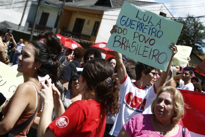 Manifestantes contra e a favor do ex-presidente Lula protestam na frente da sede da Polícia Federal em Curitiba. | Antonio More/Gazeta do Povo
