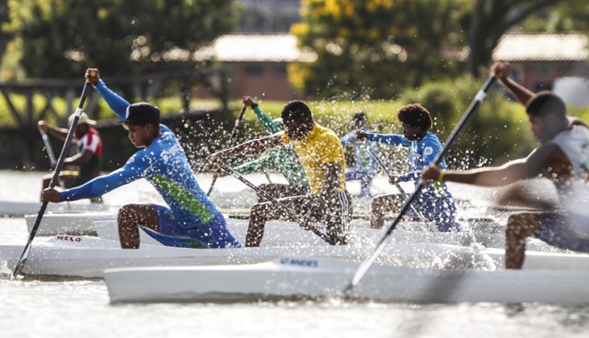 Canoístas de São Tomé e Príncipe e Moçambique treinam com atletas da seleção brasileira de canoa em Curitiba. | Daniel Castellano/Gazeta