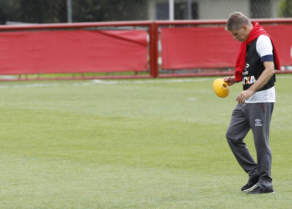 Paulo Autuori: excesso de jogos vai obrigar o técnico a mexer na equipe constantemente nas próximas semanas. | Aniele Nascimento/Gazeta do Povo