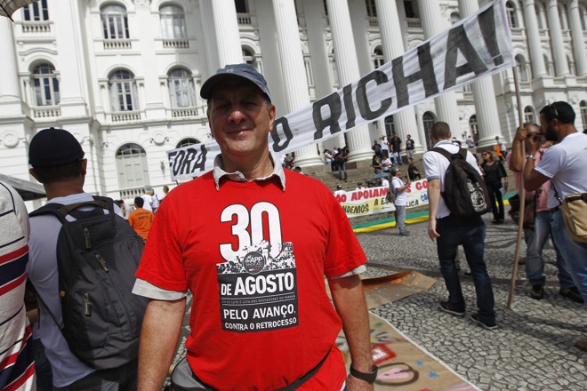 Protesto da APP Sindicato na praça Santos Andrade contra o governador Beto Richa e os descasos contra o governo da presidente Dilma, em Curitiba 17/03/2016. - Foto: Antônio More | Antônio More/Gazeta do Povo