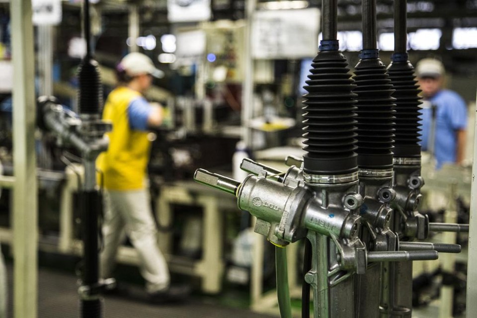 Com ainda pouca demanda, a indústria tem cortado sua produção e o número de empregados para cruzar a recessão da economia | Brunno Covello/Gazeta do Povo