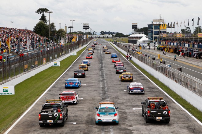 Grid de largada da etapa da Stock Car no autódromo de Pinhais. | Daniel Castellano/Gazeta do Povo