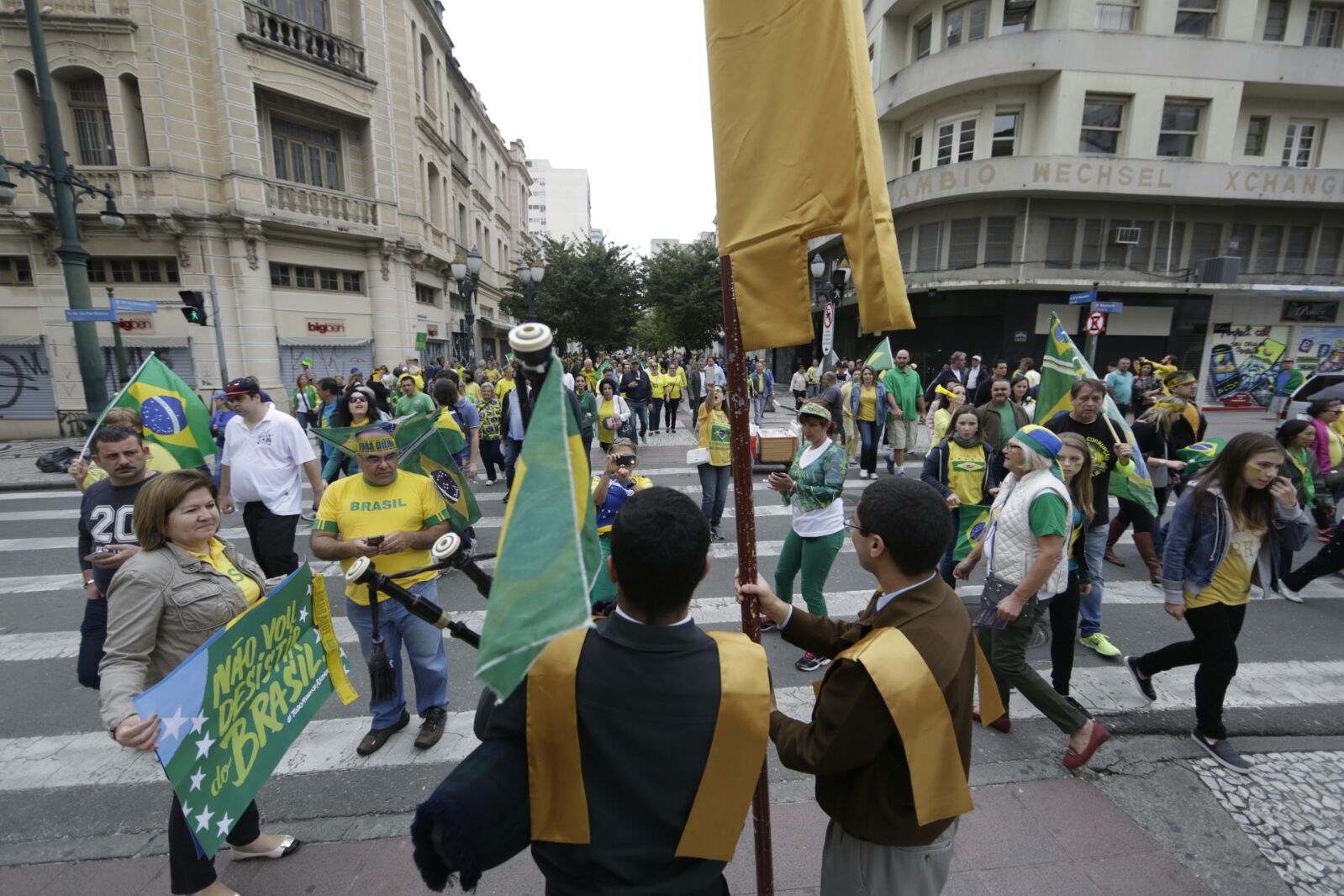 Manifestantes se espalham pelo Centro da capital | Lineu Filho/Gazeta do Povo/