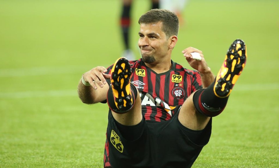 André Lima saiu do banco, mas não resolveu problema do ataque atleticano. | GIULIANO GOMES/PRPress