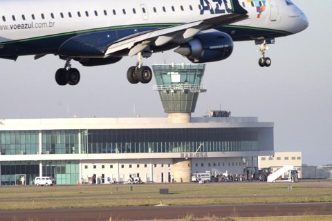 Azul passa a oferecer pagamento de passagem aérea em casas lotéricas Iniciativa da companhia ocorre em parceria com a plataforma SafetyPay | Antonio More/Gazeta do Povo