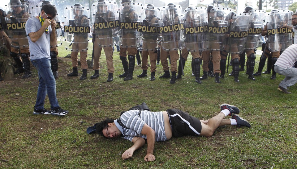Justiça Militar arquiva processo da “Batalha do Centro Cívico” Confronto entre policiais e professores terminou com um saldo de 213 feridos. | Jonathan Campos/Gazeta do Povo