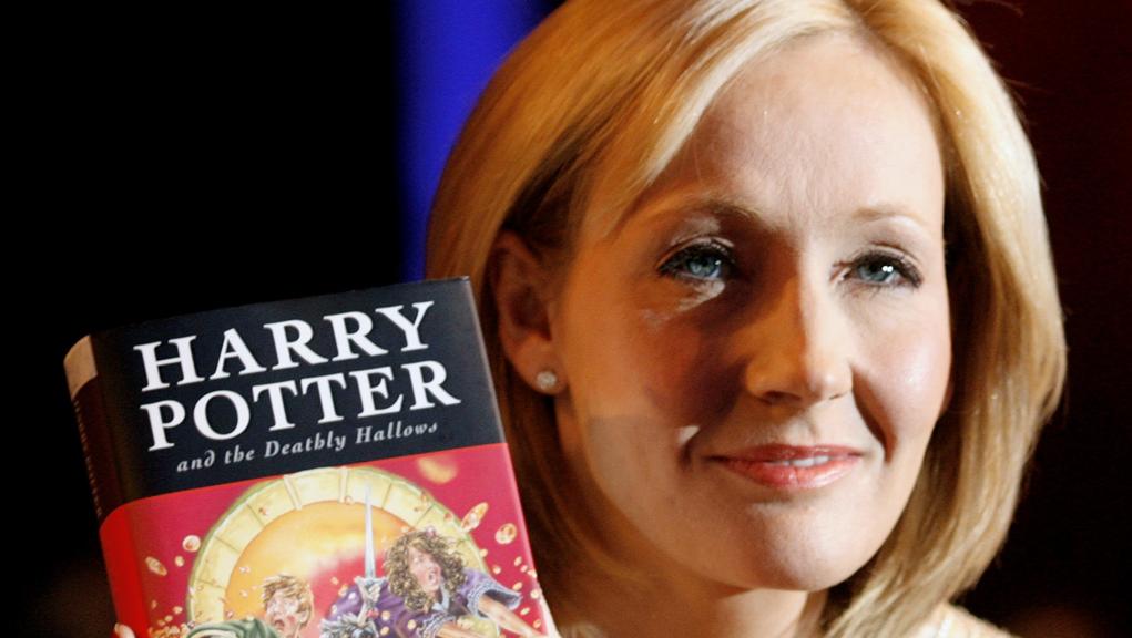 J.K. Rowling segura o último livro da série Harry Potter. | Alessia Pierdomenico/Reuters