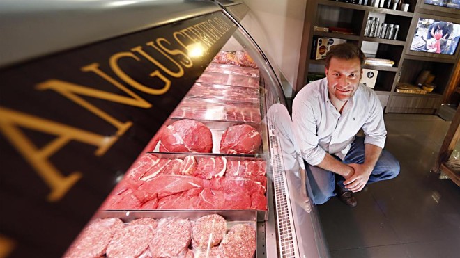 Gerson Almeida, do Clube da Carne, trabalha com as linhas churrasco e dona de casa. | Albari Rosa/Gazeta do Povo