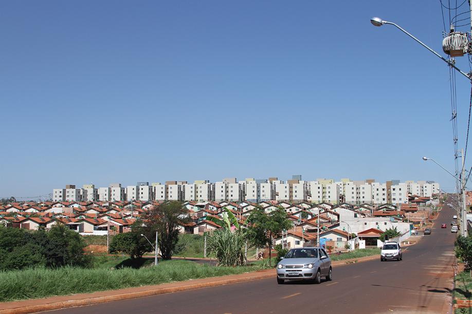 Residencial Vista Bela, conjunto de 10 mil unidades inaugurado em 2011 em Londrina. Mesmo dentro da roupagem do Minha Casa, Minha Vida, preço dos terrenos levou país a repetir erro do passado: instalar grandes conjuntos habitacionais nas periferias das cidades, em locais sem infraestrutura adequada. | Roberto Custódio/Arquivo/Jornal de Londrina