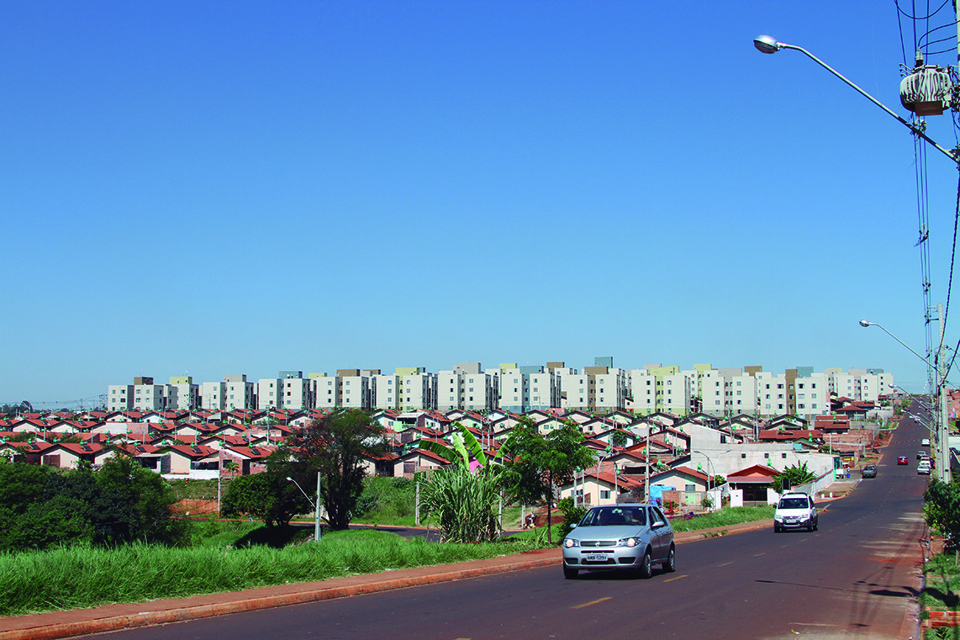 Residencial Vista Bela, conjunto de 10 mil unidades inaugurado em 2011 em Londrina. Mesmo dentro da roupagem do Minha Casa, Minha Vida, preço dos terrenos levou país a repetir erro do passado: instalar grandes conjuntos habitacionais nas periferias das cidades, em locais sem infraestrutura adequada. | Roberto Custódio/Arquivo/Jornal de Londrina