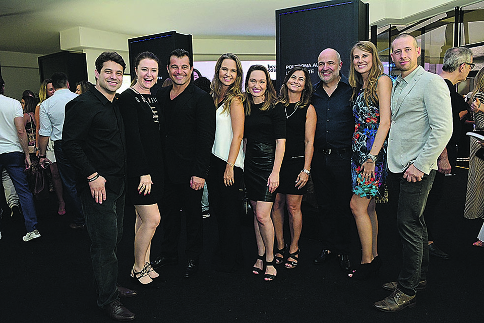 O CEO do Grupo Artefacto, Paulo Bacchi (3º da esq. para a dir.), e a gerente geral da Artefacto Curitiba, Ingrid Moskalewski (2ª da esq. para a dir.), com os arquitetos Rafael Egg, Juliana Meda, Eliza Schuchovski, a designer Claudia Machado, Jayme Bernardo, Caroline Andrusko e Glei Carvalho na festa em comemoração aos 40 anos da empresa, no último dia 6, em São Paulo. | Iara Morselli