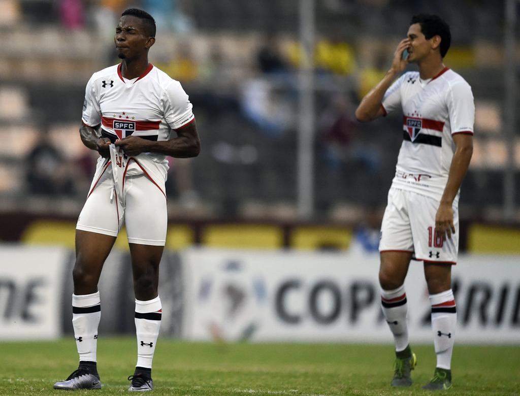 Thiago Mendes e Ganso, do São Paulo, no empate com o frágil Trujillanos, da Venezuela. | Juan Barreto/AFP