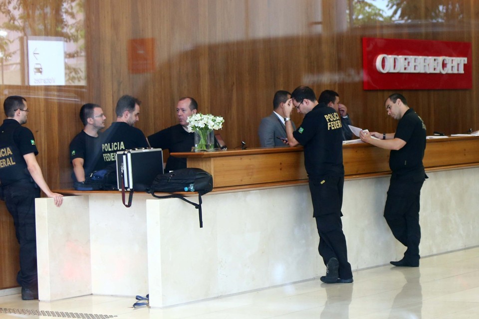 Agentes da PF fazem buscas na sede da Odebrecht, em São Paulo, durante a 23ª fase da Lava Jato. | Marcos Bezerra/Futura Press/Folhapress