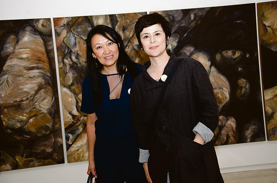 Fernanda Takai (à dir.), vocalista da banda Pato Fu, é uma das artistas que participam da exposição coletiva “Olhar Incomum: Japão Revisitado”, inaugurada nesta quarta-feira no Museu Oscar Niemeyer. Sandra Hiromoto (à esq.) também participa da mostra, que reúne obras de 21 artistas nipo-brasileiros e fica em cartaz até 26 de junho. | Shigueo Murakami