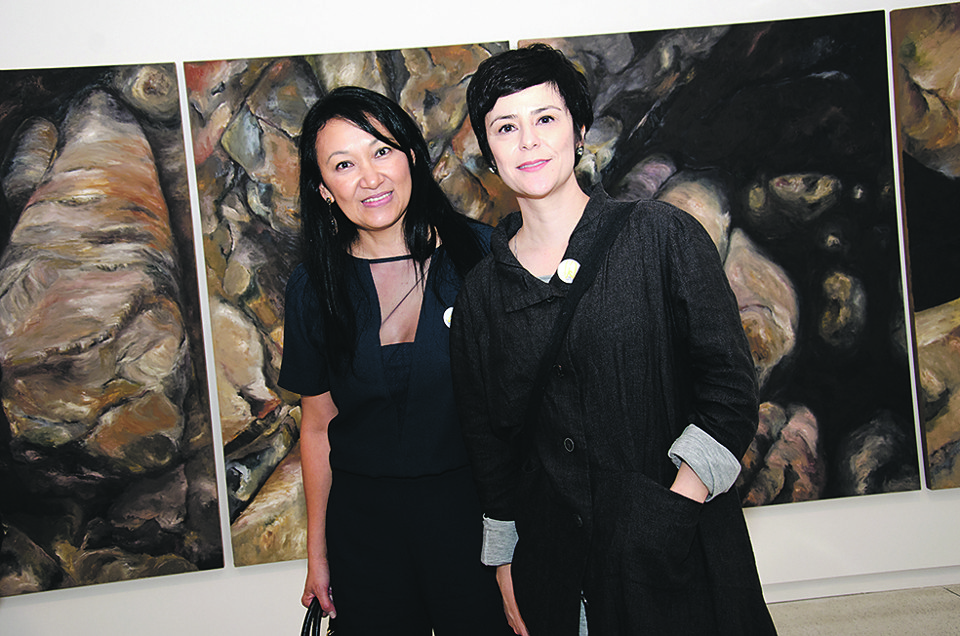 Fernanda Takai (à dir.), vocalista da banda Pato Fu, é uma das artistas que participam da exposição coletiva “Olhar Incomum: Japão Revisitado”, inaugurada nesta quarta-feira no Museu Oscar Niemeyer. Sandra Hiromoto (à esq.) também participa da mostra, que reúne obras de 21 artistas nipo-brasileiros e fica em cartaz até 26 de junho. | Shigueo Murakami