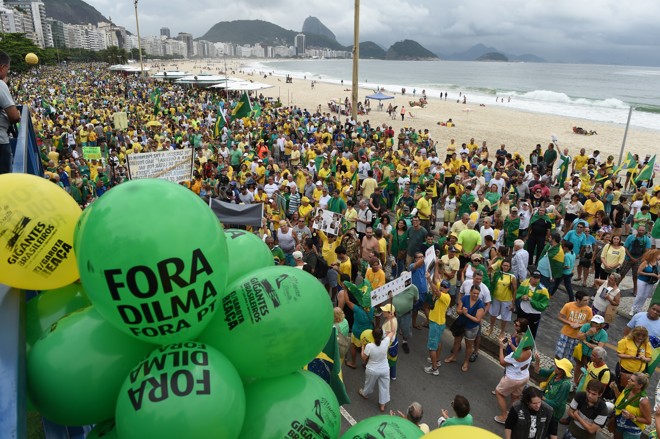 Apesar do tempo nublado e dos transtornos com a chuva no sábado, a praia de Copacabana ficou lotada de manifestantes. | VANDERLEI ALMEIDA/AFP